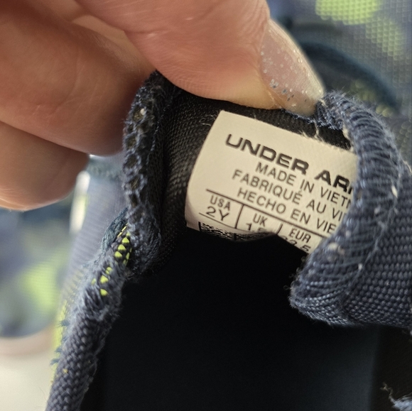 Kids Under Armour Canvas Camo shoes size 2Y - Picture 9 of 10